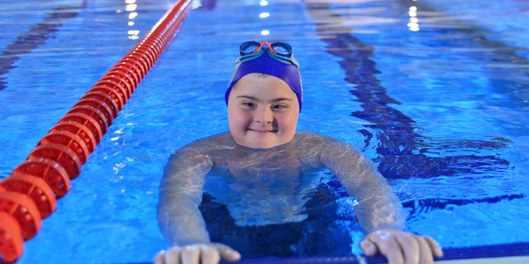 4'ü milli, 9 paralimpik ve özel yüzücü engellerini kulaçlarla aşıyor