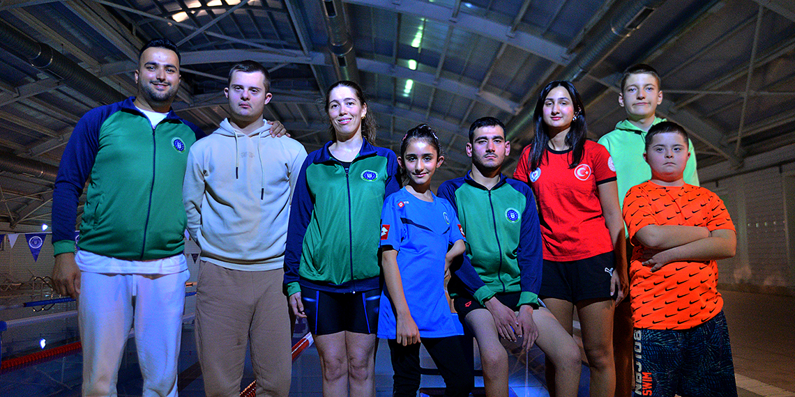 4'ü milli, 9 paralimpik ve özel yüzücü engellerini kulaçlarla aşıyor