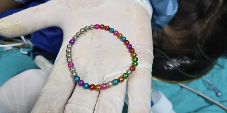 5 yaşındaki çocuğun bağırsağından 38 adet mıknatıslı boncuk çıkarıldı