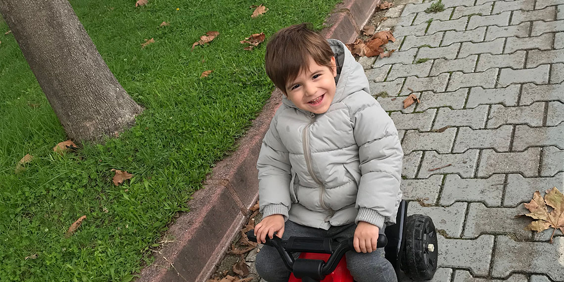 Sakarya’nın Serdivan ilçesinde 3 yıl önce nadir görülen bir kas hastalığı olan Duchenne Kas Distrofisi (DMD) teşhisi konulan Asaf'ın tedavisi için valilik onaylı kampanya başlatıldı.