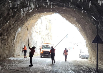 7 kilometrelik taş yoldaki tüneller buz sarkıtlarıyla doldu
