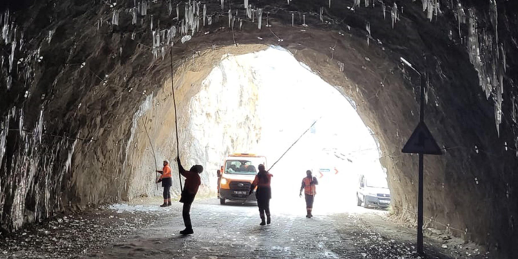 7 kilometrelik taş yoldaki tüneller buz sarkıtlarıyla doldu