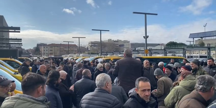 8+1 taksi sahiplerinden İBB önünde eylem