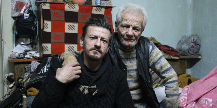 84 yaşındaki baba, görme engelli oğlunun bakımı için ev maketleri yapıyor