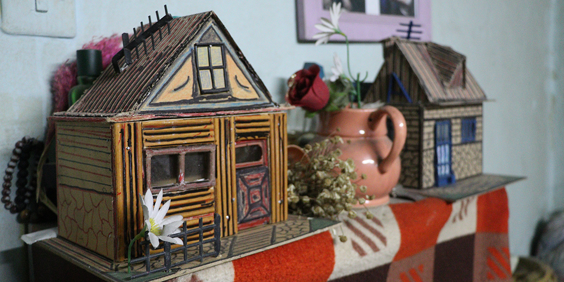 84 yaşındaki baba, görme engelli oğlunun bakımı için ev maketleri yapıyor