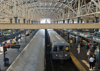Metroda uyurken ateşe verilen kadın hayatını kaybetti