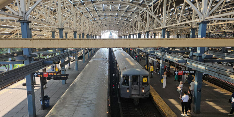 Metroda uyurken ateşe verilen kadın hayatını kaybetti
