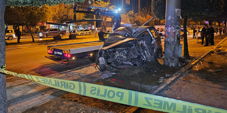 Hafif ticari araç, reklam toteminin direğine çarptı