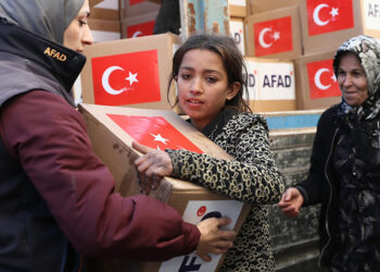 Suriye'ye dönüş yapan bin 990 aileye gıda kolisi