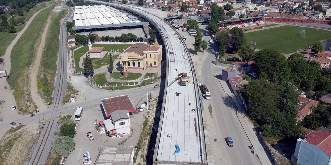 AK Parti Edirne Milletvekili Fatma Aksal, Edirne ile İstanbul arasını 1 saat 30 dakikaya düşürecek Halkalı-Kapıkule Hızlı Tren Hattı projesi kapsamında 2025 yılı içerisinde Çerkezköy-Sofya seferlerinin başlamasının planlandığını söyledi.