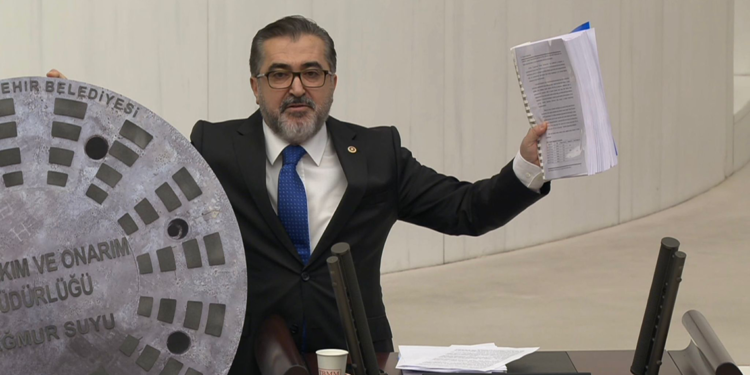 AK Parti'li Yıldırım, rögar kapağı ile kürsüye çıktı