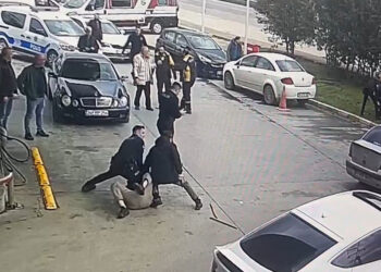 Akaryakıt istasyonu çalışanları ile müşteri arasında kavga