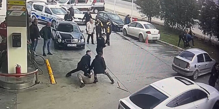 Akaryakıt istasyonu çalışanları ile müşteri arasında kavga