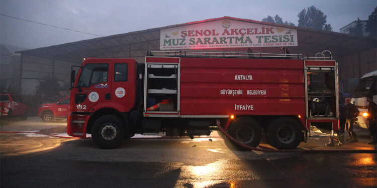 Alanya'da mobilya ve beyaz eşya deposunda yangın