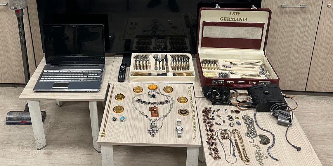 Beşiktaş ve Galatasaray ile Alman milli takımında forma giyen eski basketbolcunun altın madalyalarını çaldılar.