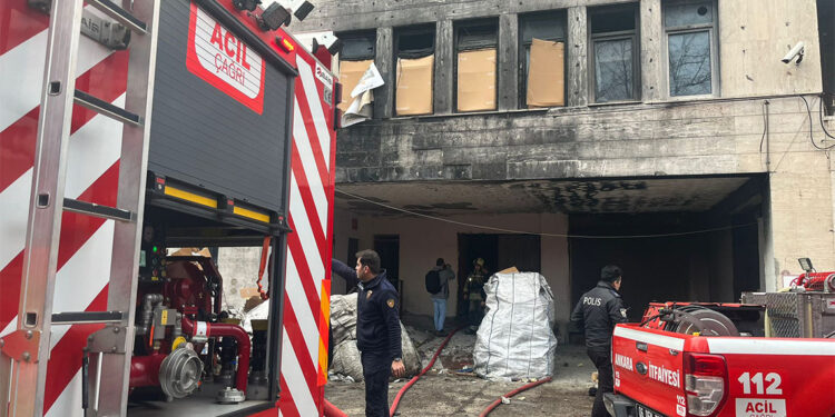 Ankara'da 4 katlı atık deposunda yangın