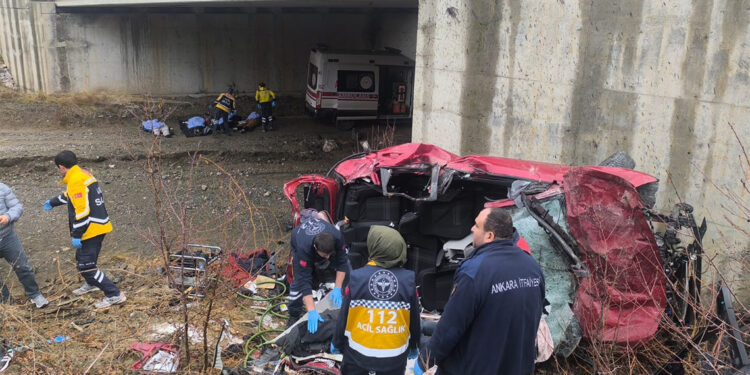 Ankara'da otomobil şarampole yuvarlandı; aynı aileden 5 kişi öldü