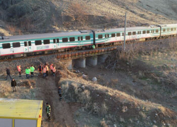 Başkentray treni raylara düşen kayaya çarptı