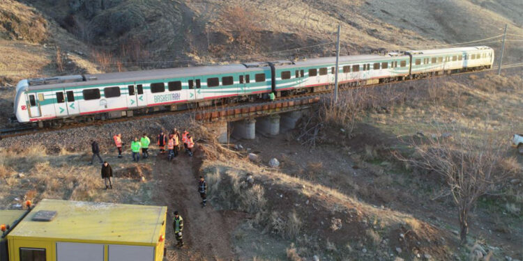 Başkentray treni raylara düşen kayaya çarptı