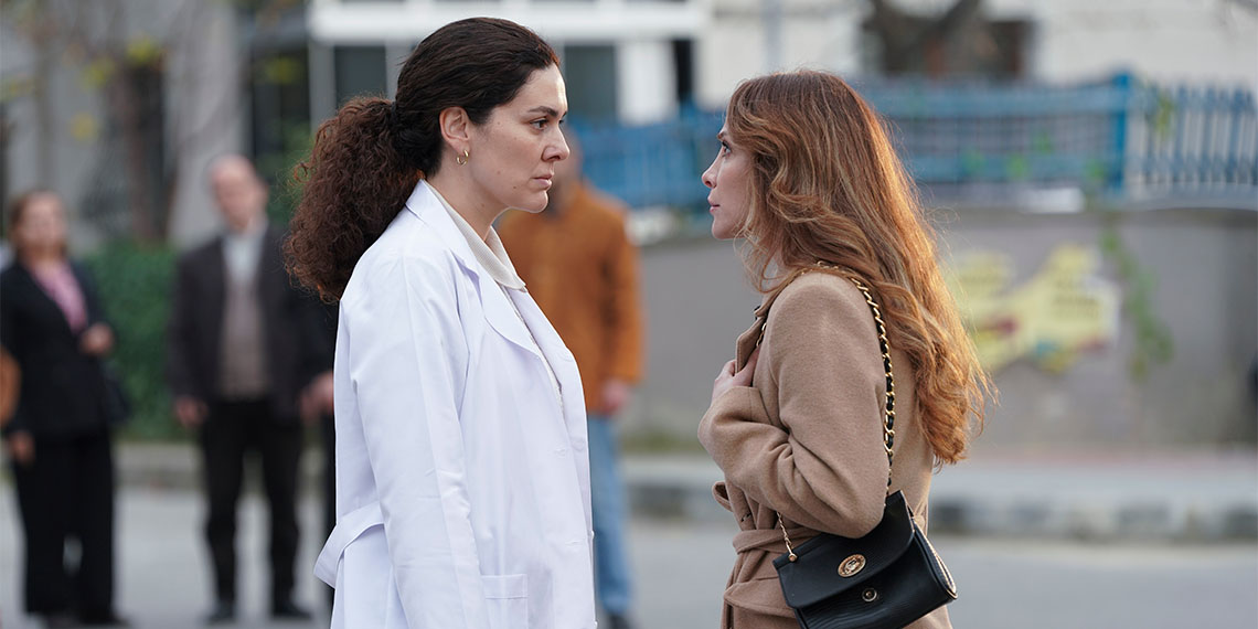 Başak Angigün'ün kendi gerçek hayat hikayesinden yola çıkarak kaleme aldığı Kanal D'nin sevilen dizisi Annem Ankara dördüncü bölümü ile ekrana geliyor.