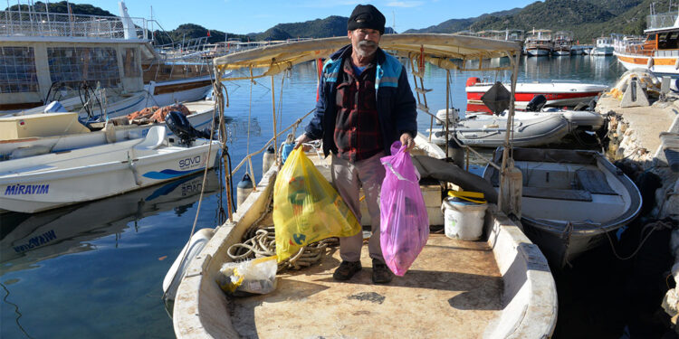 30 yıldır Kekova'yı temizliyor