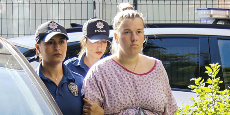 Bebeğini klozete bırakan anne ilk kez hakim karşısına çıktı