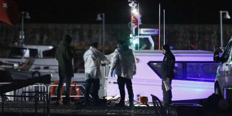 Antalya'da denizde erkek cesedi bulundu