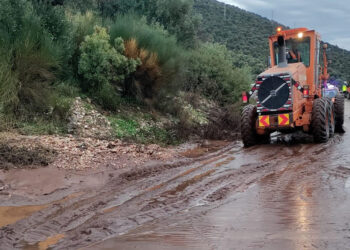 Finike-Demre kara yoluna sağanak engeli
