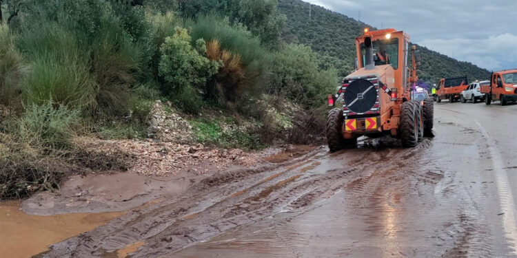 Finike-Demre kara yoluna sağanak engeli