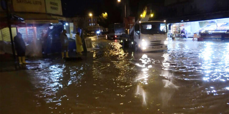 Antalya'da şiddetli yağış su baskınlarına neden oldu