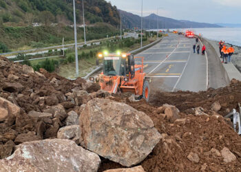 Artvin'de heyelan; Karadeniz Sahil Yolu ulaşıma kapandı