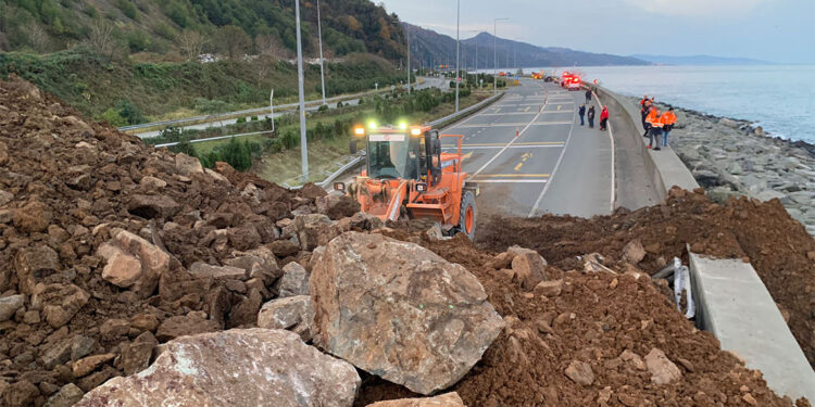 Artvin'de heyelan; Karadeniz Sahil Yolu ulaşıma kapandı