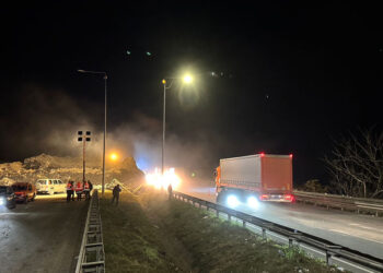 Artvin'de heyelan; Sahil yolu tek şeritli ulaşıma açıldı