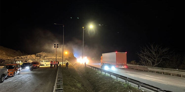 Artvin'de heyelan; Sahil yolu tek şeritli ulaşıma açıldı