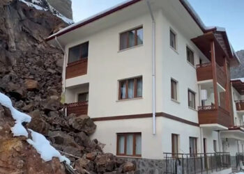 Artvin'de heyelan; taşlar eve doldu