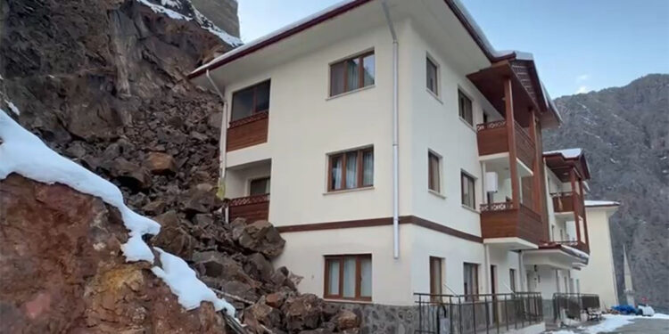 Artvin'de heyelan; taşlar eve doldu