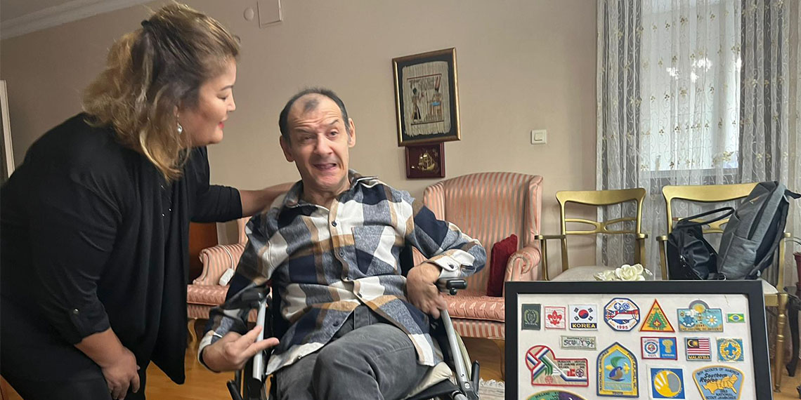 Azmi ile tüm engelleri aşan Gökhan Alparslan (57), yaşadıklarını 'Azmin Zaferi' isimli kitabında anlattı.