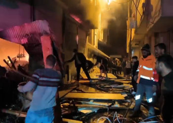 Adana'da depo yangınında 5 kişi dumandan etkilendi