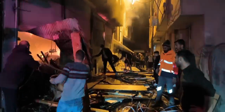 Adana'da depo yangınında 5 kişi dumandan etkilendi