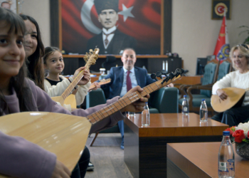 Adana'da dezavantajlı çocuklardan bağlama dinletisi