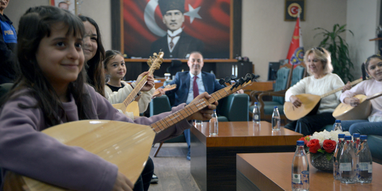 Adana'da dezavantajlı çocuklardan bağlama dinletisi