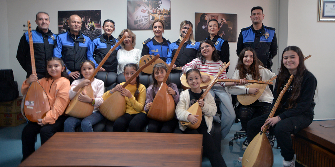 Adana'da dezavantajlı çocuklardan bağlama dinletisi