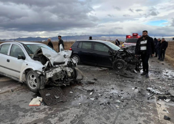 Afyon'da otomobiller kafa kafaya çarpıştı; karı- koca öldü, 3 kişi yaralandı