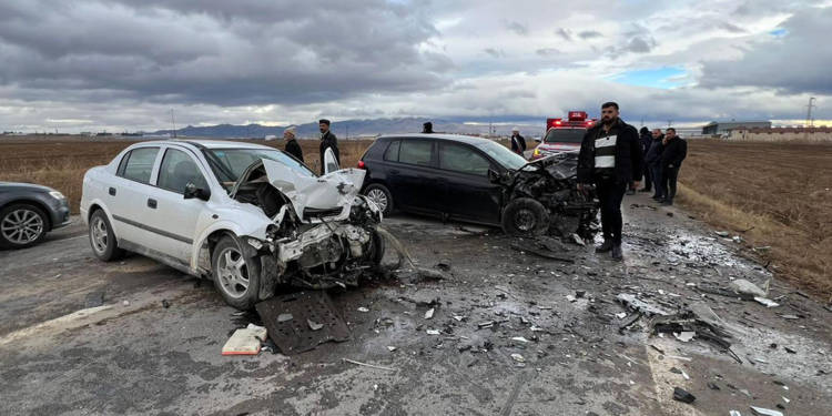 Afyon'da otomobiller kafa kafaya çarpıştı; karı- koca öldü, 3 kişi yaralandı