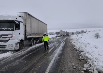 Afyonkarahisar'da kar, ulaşımı olumsuz etkiledi