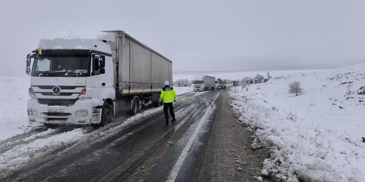 Afyonkarahisar'da kar, ulaşımı olumsuz etkiledi