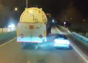 Alkollü sürücünün otomobili, tankerle bariyer arasında sıkıştı; 3 yaralı