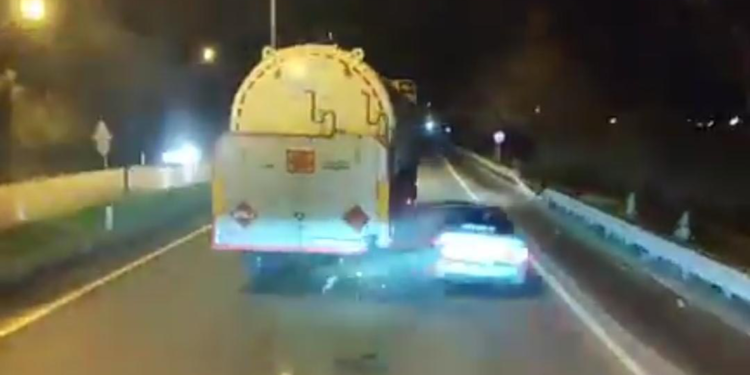 Alkollü sürücünün otomobili, tankerle bariyer arasında sıkıştı; 3 yaralı