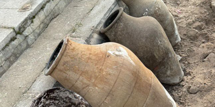 Altyapı çalışmaları sırasında yol çöktü; 4 tarihi küp bulundu