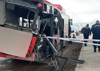 Ankara'da TIR ile belediye otobüsü çarpıştı: 1 ölü, 1 yaralı